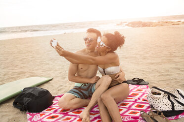 Junges Paar macht Smartphone-Selfie am Rockaway Beach, New York State, USA - ISF08361