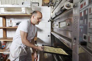 Bäcker in der Bäckerei - ISF08372