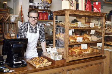 Porträt eines männlichen Arbeiters in einer Bäckerei - ISF08378