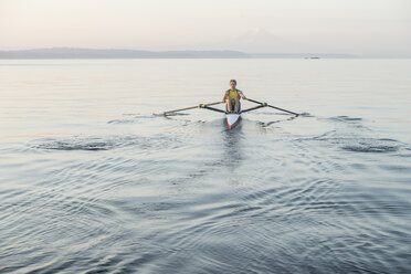 Mann rudert Ruderboot im Meer um Bainbridge Island, Washington, USA - ISF08398