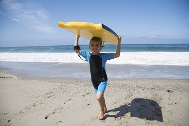 Junge läuft am Strand mit Bodyboard, Laguna Beach, Kalifornien, USA - ISF08401