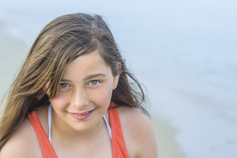 Porträt eines jugendlichen Mädchens am Strand, Asbury Park, New Jersey, USA, lizenzfreies Stockfoto