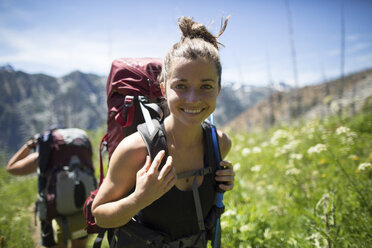 Glücklicher Wanderer mit Freund, Enchantments, Alpine Lakes Wilderness, Washington, USA - ISF08435