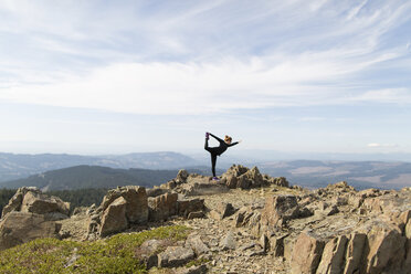 Junge Frau in Yoga-Stellung auf einem Felsen stehend, Silver Star Mountain, Washington, USA - ISF08438