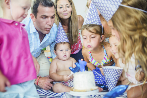 Familie bei Geburtstagsfeier, lizenzfreies Stockfoto