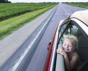 Windgepeitschter Junge im Auto, Augen geschlossen, lächelnd - ISF08566