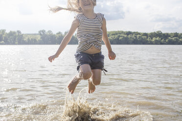 Mädchen springt und planscht im Fluss - ISF08586