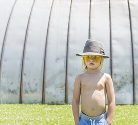 Porträt eines Jungen mit Sonnenbrille und Hut, der wegschaut - ISF08617