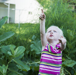 Girl looking up pointing - ISF08622