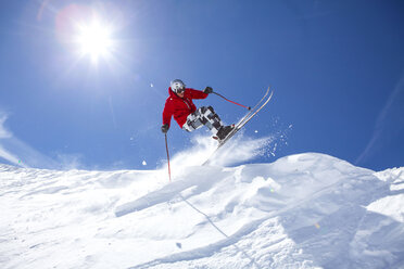 Skifahrer, Skifahren bergab, tiefer Blickwinkel - ISF08645