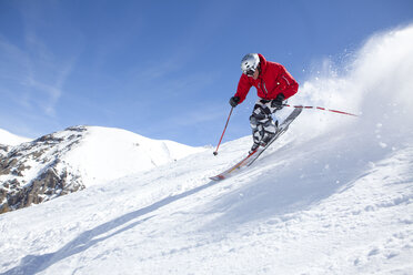 Skifahrer, Skifahren bergab, tiefer Blickwinkel - ISF08646