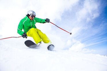 Skifahrer, Skifahren bergab, tiefer Blickwinkel - ISF08647