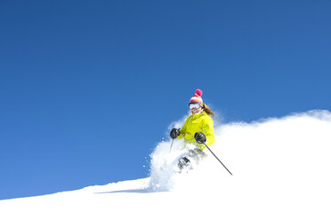 Skifahrer, Skifahren bergab, tiefer Blickwinkel - ISF08649