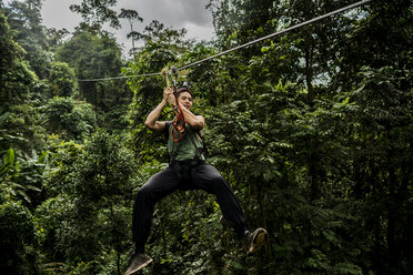 Mann auf Seilbahn im Wald, Ban Nongluang, Provinz Champassak, Paksong, Laos - ISF08693