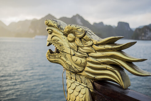 Nahaufnahme eines Drachenkopfes auf einem Boot bei Sonnenaufgang, Ha Long Bay, Vietnam - ISF08712