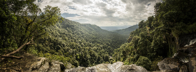 Blick von der Spitze des Wasserfalls, Ban Nongluang National Park, Provinz Champassak, Paksong, Laos - ISF08719