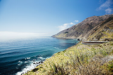 Blick auf das Meer und den Pacific Coast Highway, Big Sur, Kalifornien, USA - ISF08725