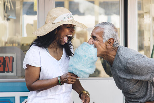 Älteres Paar isst Zuckerwatte, lachend, Long Beach, Kalifornien, USA - ISF08733