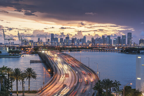 Skyline von Miami in der Abenddämmerung, Verkehr auf dem MacArthur Causeway, Florida, USA - CUF22696