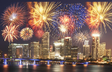 Feuerwerk über Miami, Florida, USA - CUF22698