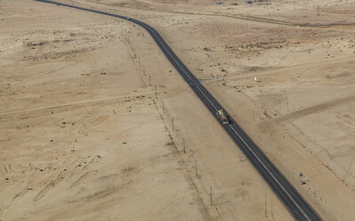 Lastwagen auf dem Highway, Namib-Wüste, Namibia - CUF22699