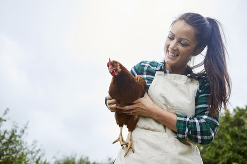 Frau hält Huhn - CUF22782