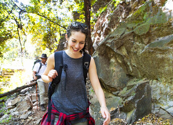 Junge Wanderin und junger Wanderer wandern an Felsen im Wald, Arcadia, Kalifornien, USA - ISF08742