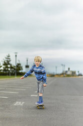 Junge fährt Skateboard auf einem Parkplatz - ISF08748