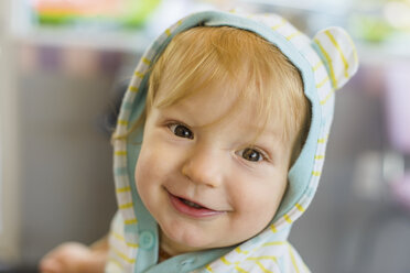Porträt eines kleinen Jungen, der lächelnd in die Kamera schaut - ISF08754