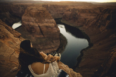 Frauen entspannen sich und genießen die Aussicht, Horseshoe Bend, Page, Arizona, USA - ISF08765