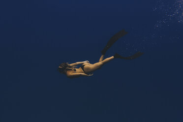 Frau beim Freitauchen im Meer - ISF08769