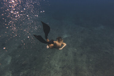 Frau beim Freitauchen im Meer - ISF08771