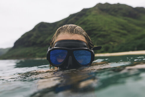 Schwimmer mit Schwimmbrille in der Nähe der Meeresoberfläche - ISF08772