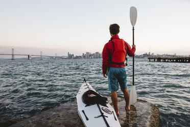 Mann mit Kajak und Ruder, Blick aufs Meer, San Francisco, Kalifornien, USA - ISF08773