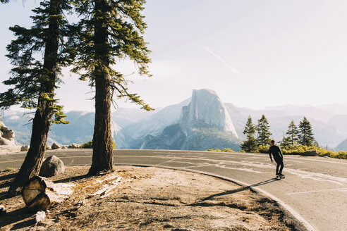 Skateboarder auf einer Bergstraße, Yosemite, Kalifornien, USA - ISF08774