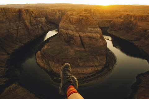 Person, die sich entspannt und die Aussicht genießt, Horseshoe Bend, Page, Arizona, USA, lizenzfreies Stockfoto