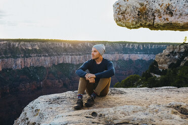 Mann sitzt am Rande des Grand Canyon, Arizona, USA - ISF08780