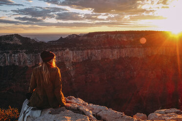 Frau sitzt am Rande des Grand Canyon, Arizona, USA - ISF08781