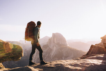 Wanderer auf Bergpfad, Yosemite, Kalifornien, USA - ISF08783