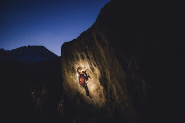 Junger Mann beim Klettern in der Nacht, Buttermilk Boulders, Bishop, Kalifornien, USA - ISF08784