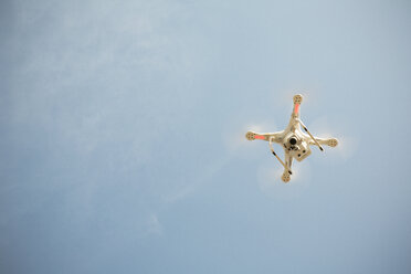 Drohne fliegt am blauen Himmel - ONF01149