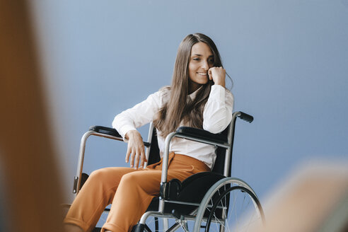 Junge behinderte Frau im Rollstuhl sitzend, lächelnd - KNSF03906
