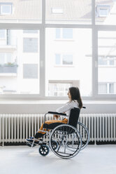 Junge behinderte Frau im Rollstuhl sitzend - KNSF03945