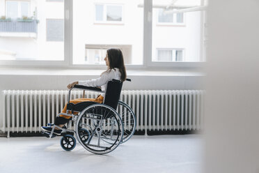 Junge behinderte Frau im Rollstuhl sitzend - KNSF03946