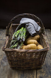 Grüner Bio-Spargel und Bio-Kartoffeln im Weidenkorb - LVF07025