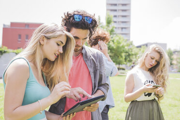 Freunde in sozialen Medien im Freien - CUF22818