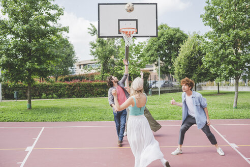 Freunde spielen Basketball - CUF22832