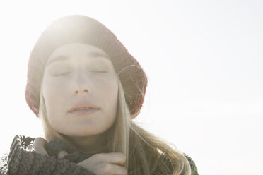 Young woman in beret enjoying sunny day - CUF22837