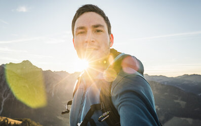 Wanderer macht Selfie in den Bergen an einem sonnigen Tag, Kleinwalsertal, Österreich - CUF22852