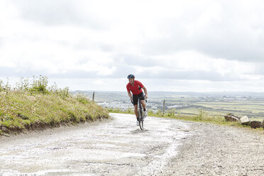 Radfahrer auf der Landstraße - CUF22883